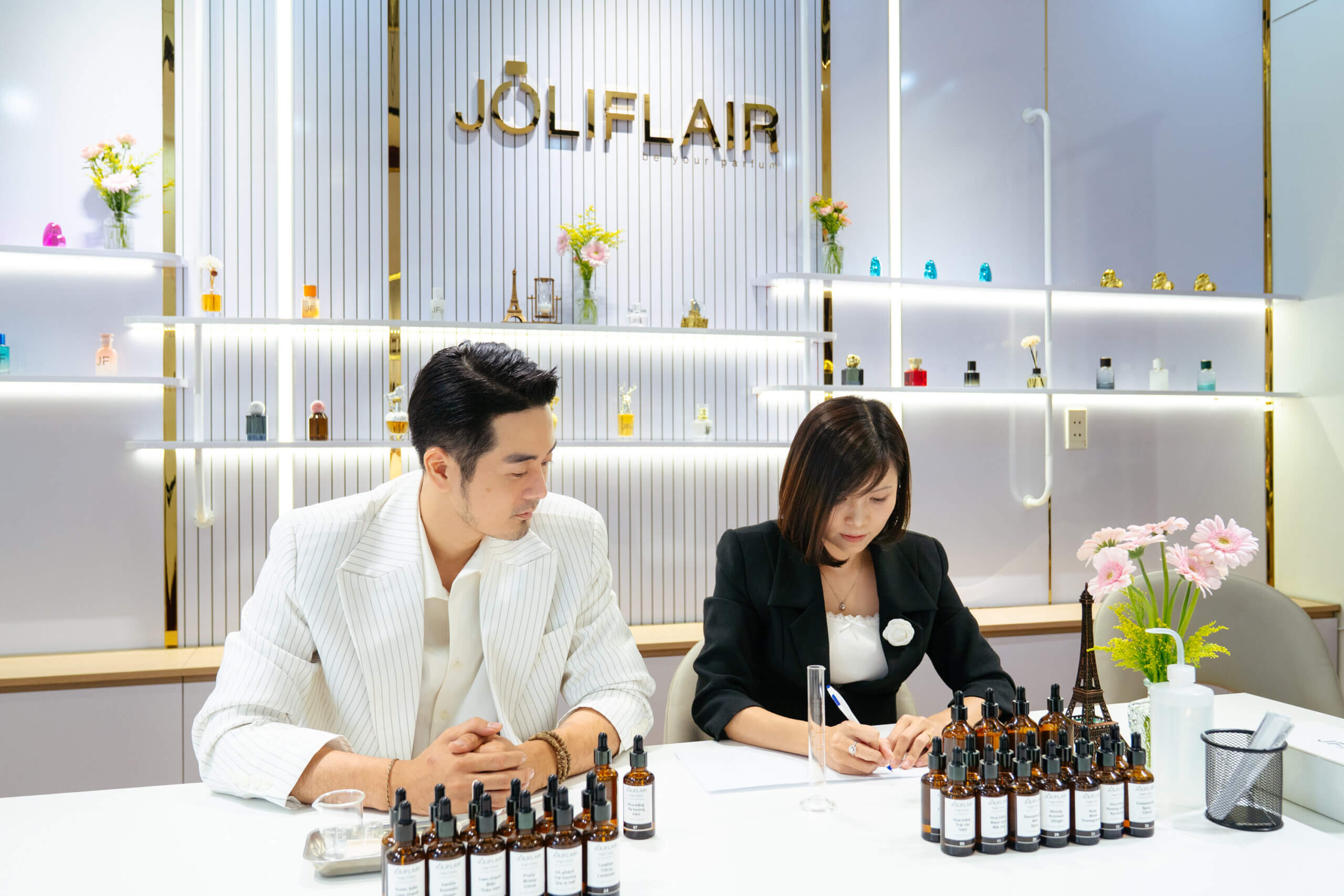 Tạo Nước Hoa Thương Hiệu Riêng: OEM Hay ODM Có Lợi Hơn?